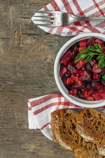 Saláta dresszinggel egy szalvétára, a rusztikus háttér-felülnézet — Stock Fotó