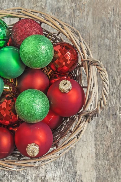 Christmas bollar röd, guld, grön, lögn i en trä korg topp vie — Stockfoto
