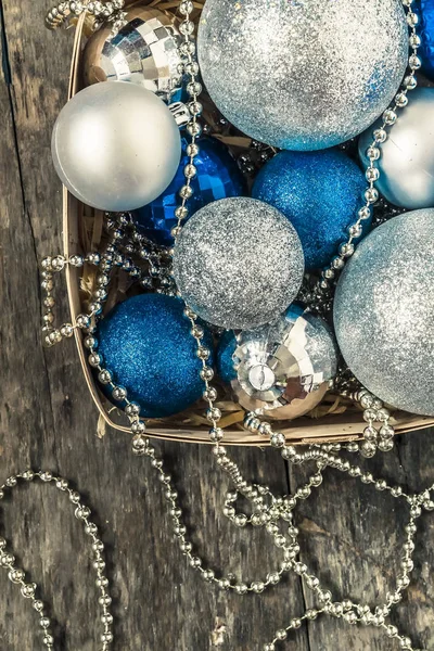 Blue Christmas balls en zilver, kralen liggen in een houten mand aan — Stockfoto