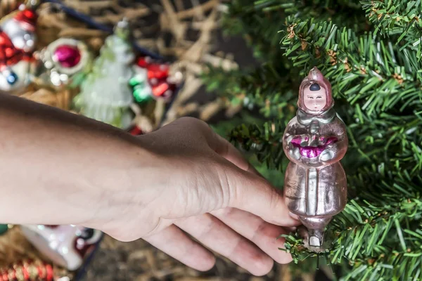 Mão pendurado na árvore de Natal decoração de árvore de Natal — Fotografia de Stock