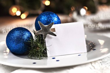 Noel topları ve boncuklarla süslü Festival tablo