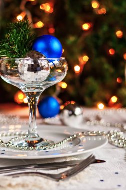 Noel topları ve boncuklarla süslü Festival tablo