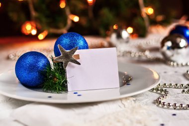 Noel topları ve boncuklarla süslü Festival tablo