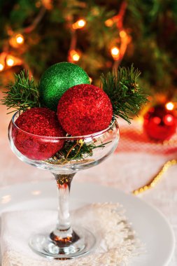 Noel topları ve boncuklarla süslü Festival tablo