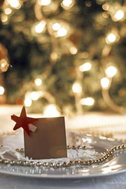 Noel topları ve kart wi için dekore edilmiş Festival tablo