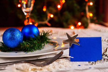 Noel topları ve boncuklarla süslü Festival tablo