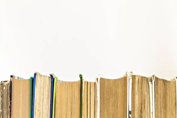 Viele Bücher, die isoliert in einer Reihe stehen — Stockfoto