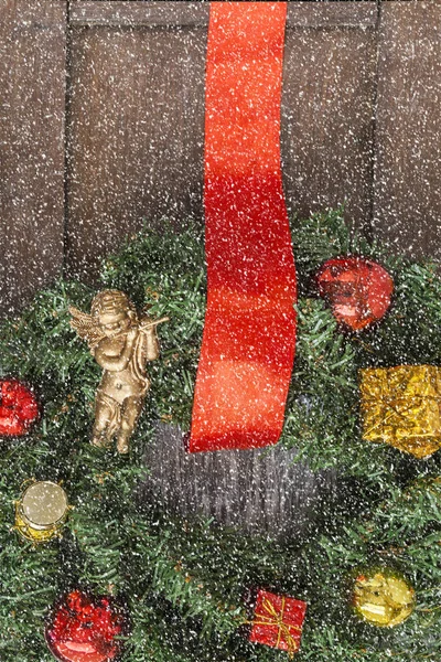 Grinalda de Natal na porta de uma casa de madeira — Fotografia de Stock