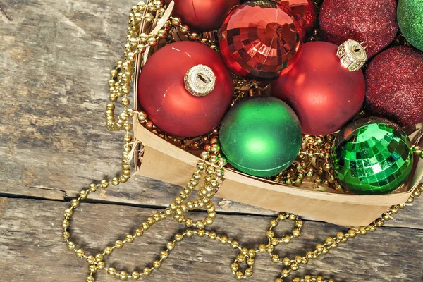 圣诞球红色，金，绿色，珠躺在木篮 t — 图库照片