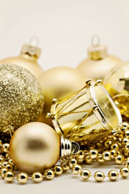 Altın christmas dekorasyon, toplar, boncuk, yakın kadar izole çan