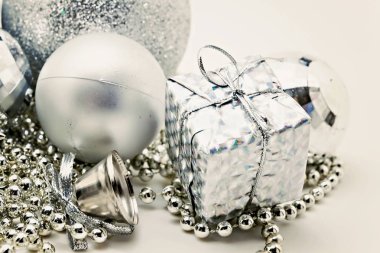 Gümüş Noel dekorasyonu, toplar, boncuk, izole kadar yakın çan