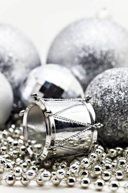 Gümüş Noel dekorasyonu, toplar, boncuk, izole kadar yakın çan