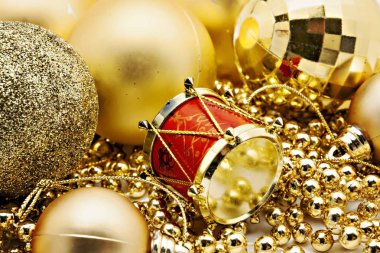 Altın christmas dekorasyon, toplar, boncuk, yakın kadar izole çan