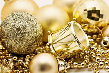 Altın christmas dekorasyon, toplar, boncuk, yakın kadar izole çan