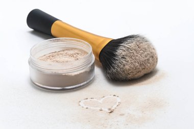 serpilir toz, fırça ve çizim kalp