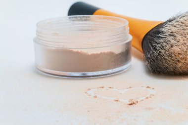 serpilir toz, fırça ve çizim kalp