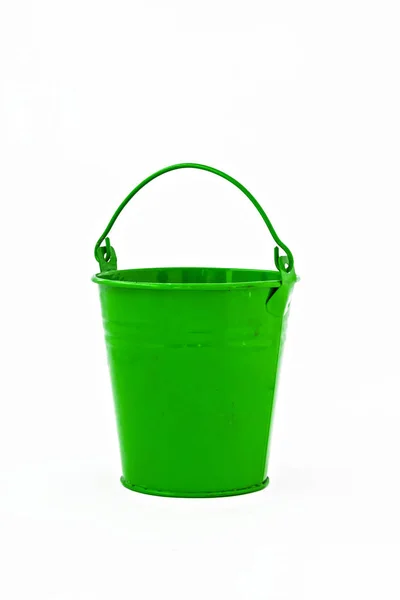 Zelený plechový kbelík dekorativní, izolované na bílém pozadí — Stock fotografie
