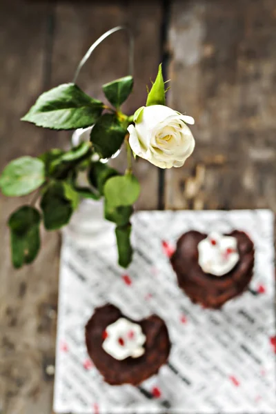 Kue dalam bentuk hati dan mawar putih — Stok Foto