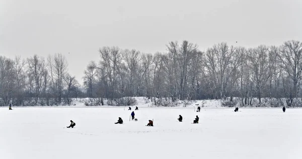 冬釣り遠景の風景漁師 — ストック写真