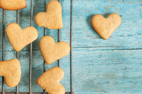 Pliki cookie - serca na niebieskim tle drewniane top Zobacz instagram s — Zdjęcie stockowe