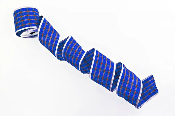 Голубая декоративная оберточная лента, изолированная в клетке — стоковое фото