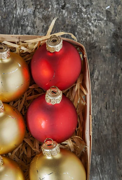 Χριστούγεννα μπάλες κόκκινο και χρυσό σε ένα ξύλινο καλάθι πάνω θέα vint — Φωτογραφία Αρχείου