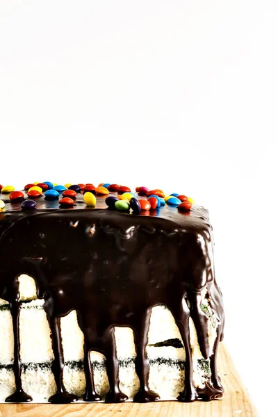 蛋糕浇巧克力和彩色洒我 — 图库照片