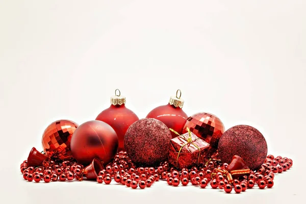 Kırmızı Noel dekorasyonu, toplar, boncuk, yakın kadar izole çan — Stok fotoğraf