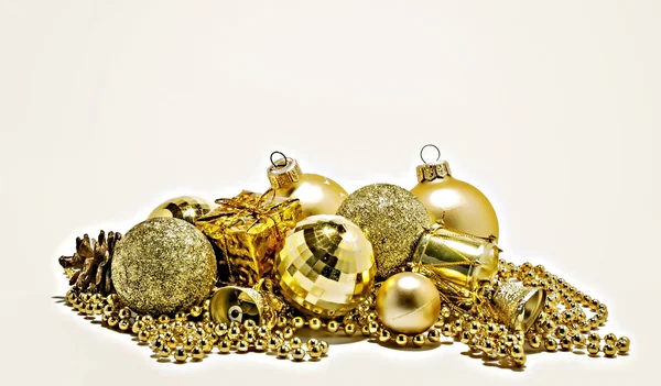 Weihnachten Goldschmuck, Kugeln, Perlen, Glocke in Nahaufnahme isoliert — Stockfoto