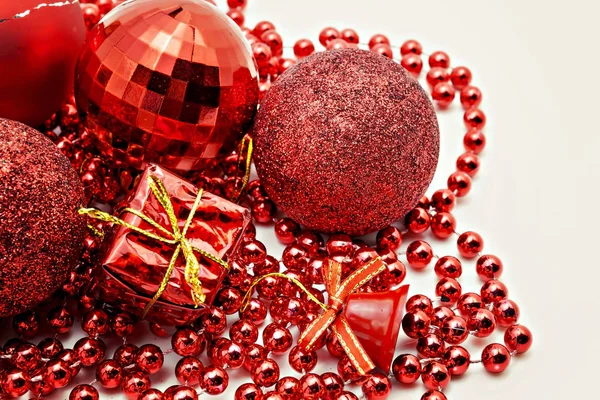 Vermelho decoração de Natal, bolas, grânulos, sino fechar isolado — Fotografia de Stock