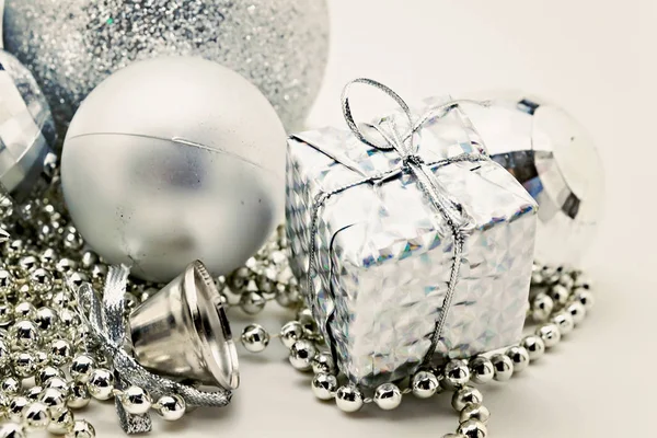 Decoración de Navidad de plata, bolas, cuentas, campana de primer plano aislar — Foto de Stock