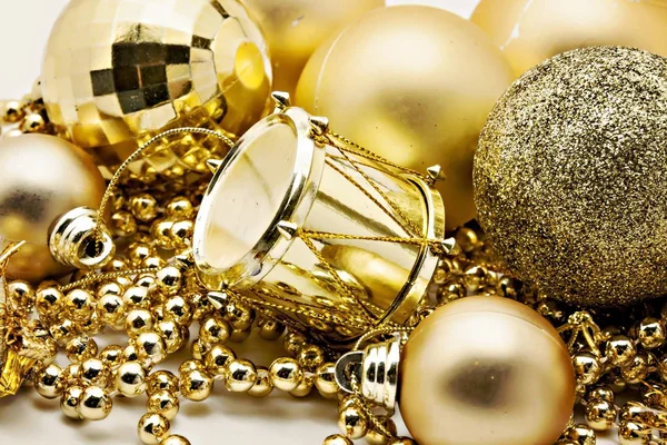 Addobbi natalizi in oro, palline, perline, campanello chiuso isolato — Foto Stock