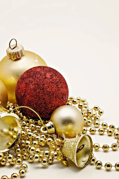 Різдвяні золоті прикраси, кульки, намистини, дзвоник крупним планом ізольовані — стокове фото