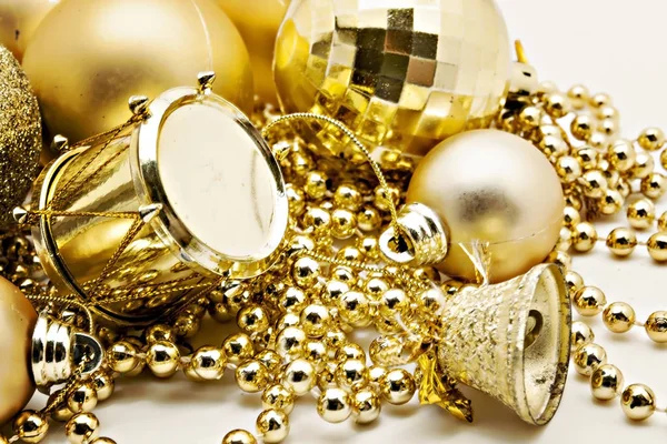 Decoración de oro de Navidad, bolas, cuentas, campana de cerca aislado — Foto de Stock