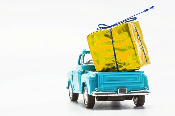 Blue retro car pickup with yellow gift box isolated — Stock Photo, Image