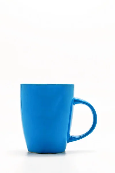 Una taza azul jaspeada aislada sobre un fondo blanco — Foto de Stock