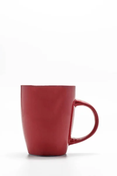 Eine schäbige rote Tasse isoliert auf weißem Hintergrund — Stockfoto