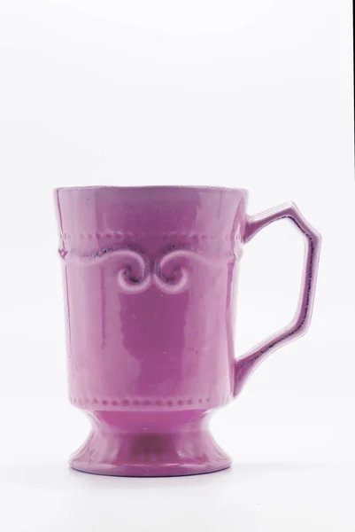孤立在白色背景上的一个破旧紫砂杯 — 图库照片