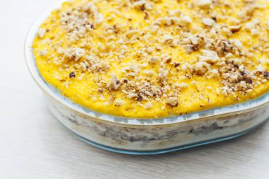 Salata Mimoza katmanları üzerine yumurta sarısı ve ceviz, yakın çekim, için