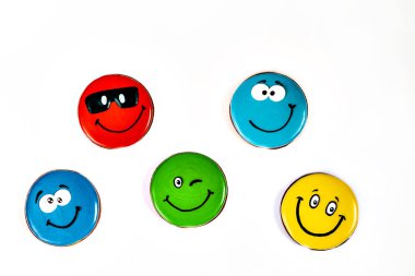 gingerbread farklı ifadelerde renkli smilies boyalı olduğunu