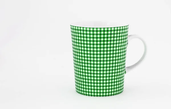 Una taza verde jaspeada aislada sobre un fondo blanco — Foto de Stock