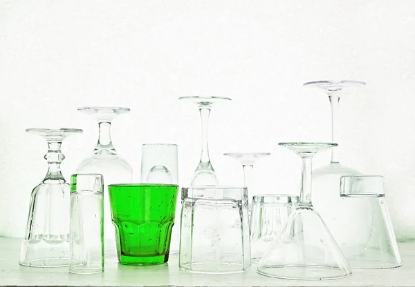 Gobelets en verre de différentes formes et un multicolore sur un blanc — Photo