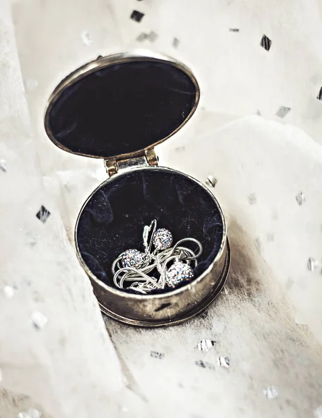 Вінтажна металева кована кругла коробка з ювелірними виробами — стокове фото