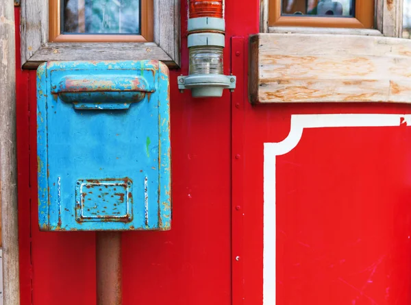 Παλαιά μπλε γραμματοκιβώτιο που κρέμονται στον τοίχο κόκκινο — Φωτογραφία Αρχείου