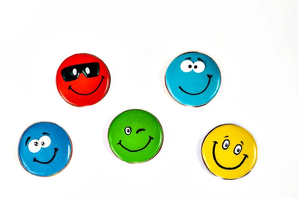 Pan de jengibre pintado sonrisas de colores en diferentes expresiones es —  Fotos de Stock