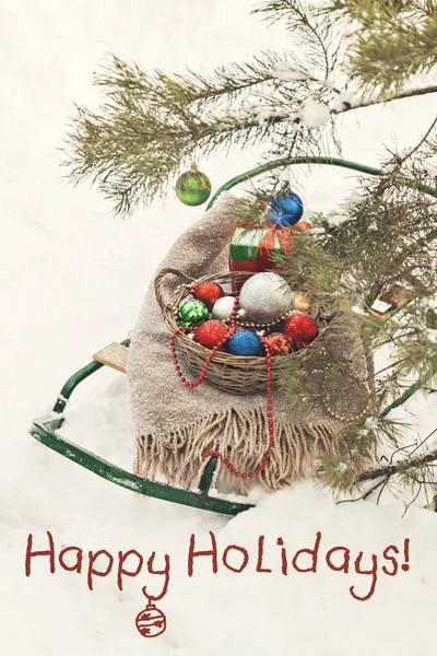 Διακοσμημένο χριστουγεννιάτικο δέντρο σε ένα χιονισμένο δάσος, έλκηθρα, κουβέρτα και — Φωτογραφία Αρχείου