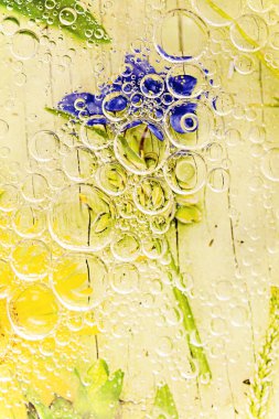 su kabarcıkları aracılığıyla parlak renkler görülebilir