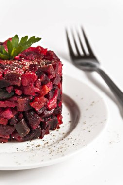 salata sos izole beyaz arka plan clos bir plaka üzerinde