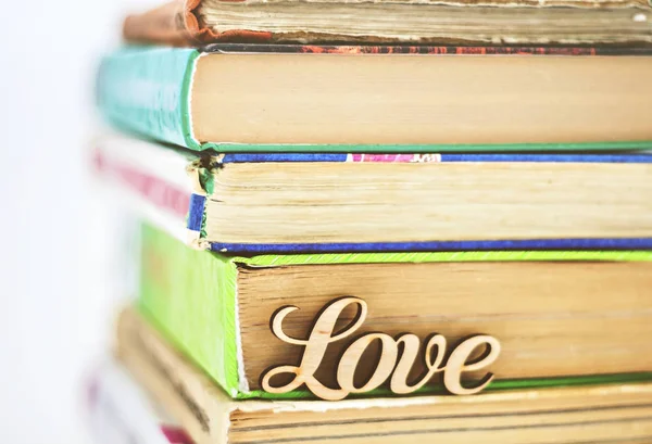 Auf einem Stapel alter Bücher hölzerne Wort Liebe — Stockfoto