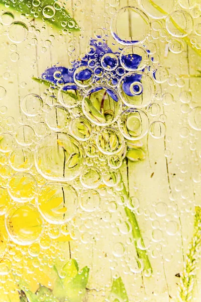 A través de las burbujas en el agua se pueden ver colores brillantes — Foto de Stock
